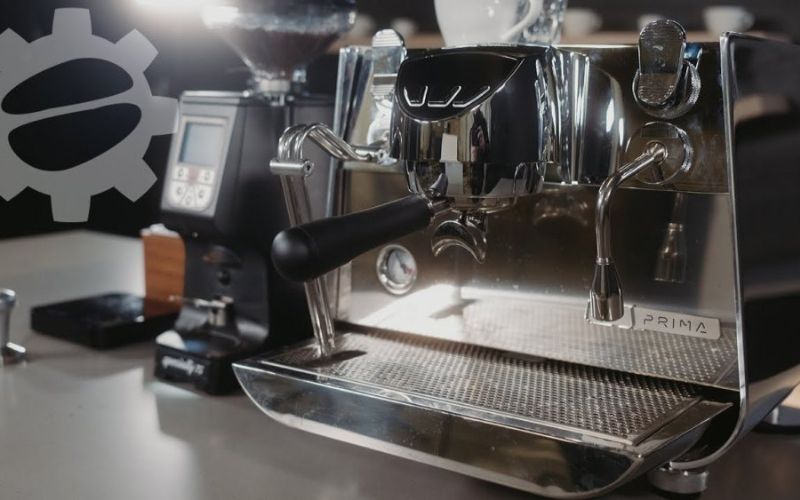 Máy pha cà phê 2 group là thiết bị pha cà phê chuyên nghiệp với thiết kế hai vòi chảy