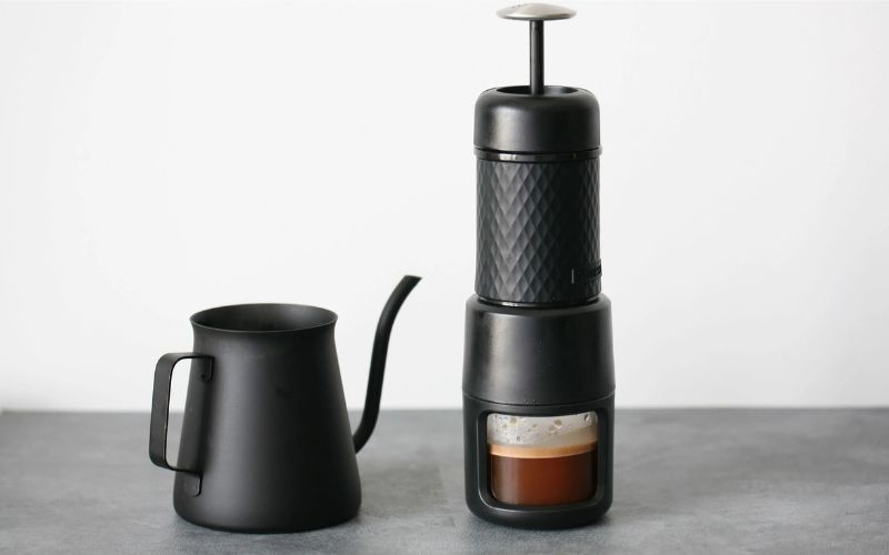 Máy pha cà phê cầm tay hoạt động dựa trên cơ chế bơm áp suất thủ công hoặc khí nén