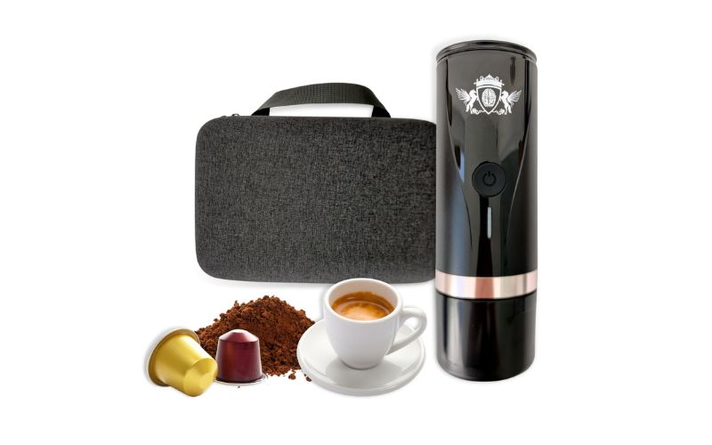 Máy pha cà phê sử dụng pin sạc hoặc cổng USB để làm nóng nước, tạo áp suất chiết xuất cà phê